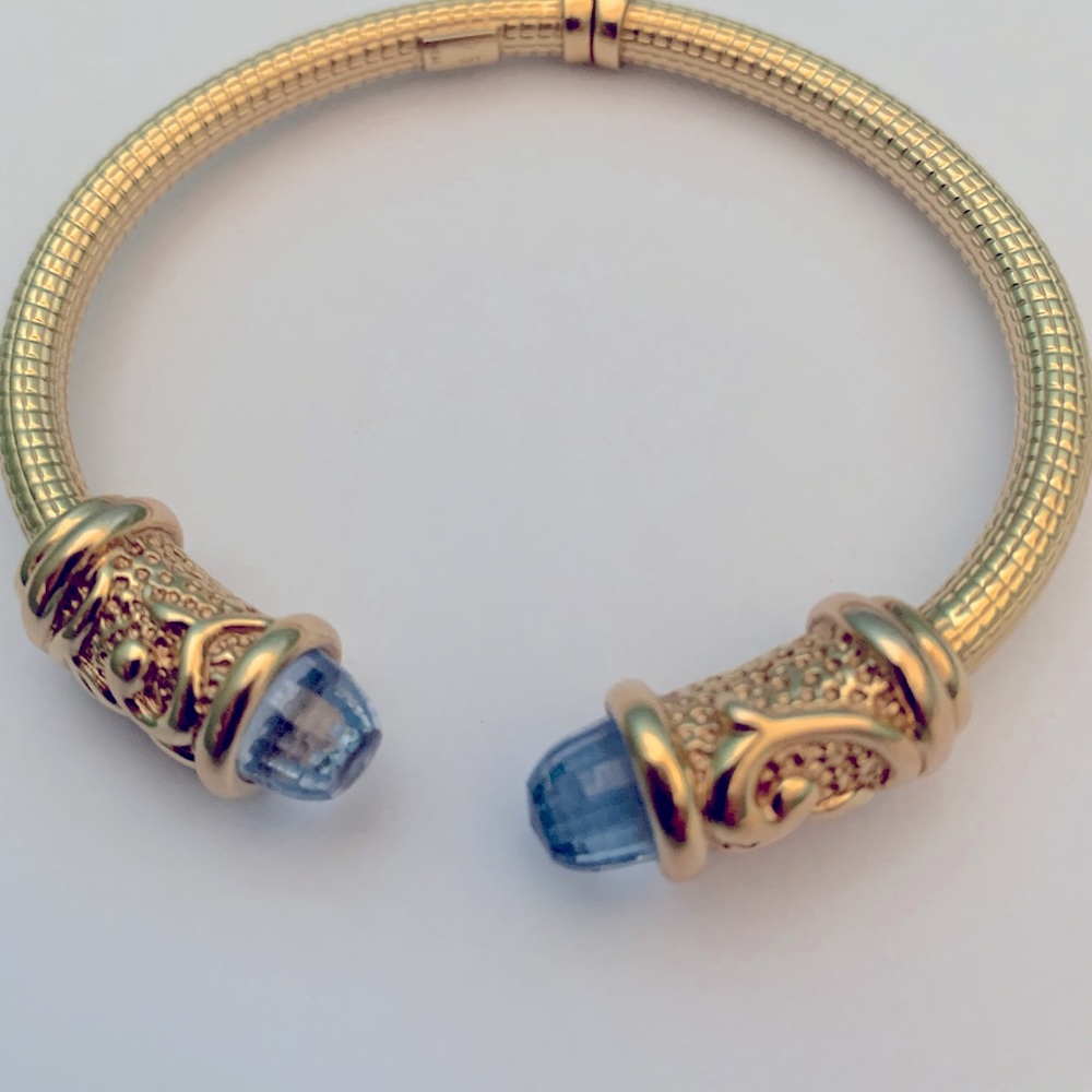 14K GOLD ETRUSCAN HINGED BANGLE BRACELET